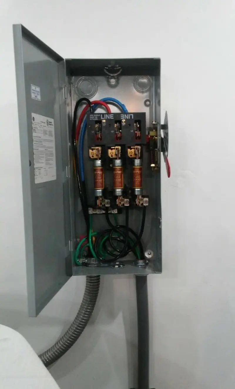 Three-phase disconnect switch installed for Smoke Detector Installation in Dos Palos